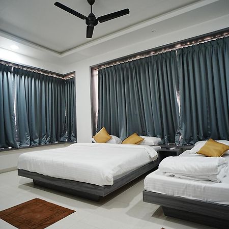 Hotel Oberon Solapur Exterior photo
