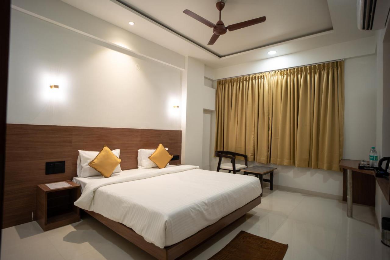 Hotel Oberon Solapur Exterior photo
