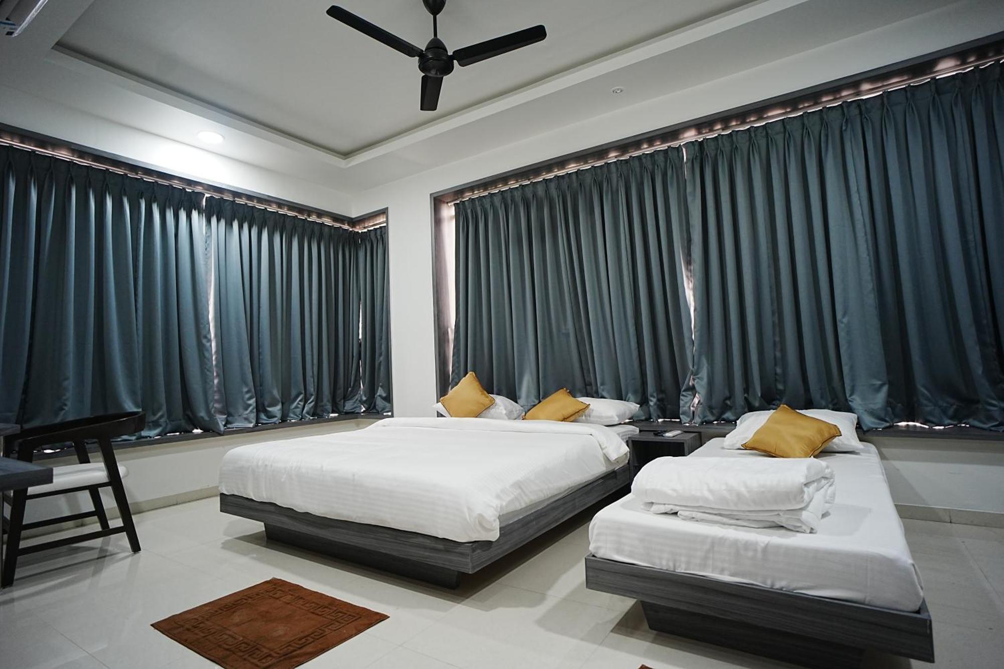 Hotel Oberon Solapur Exterior photo